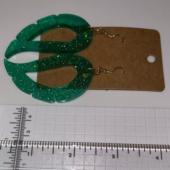 Handmade epoxy resin dangle wing earrings - green glitter - Picture 4 of 4